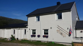 Отель Utsikten Feriehus i Bakkeby  Rotsund